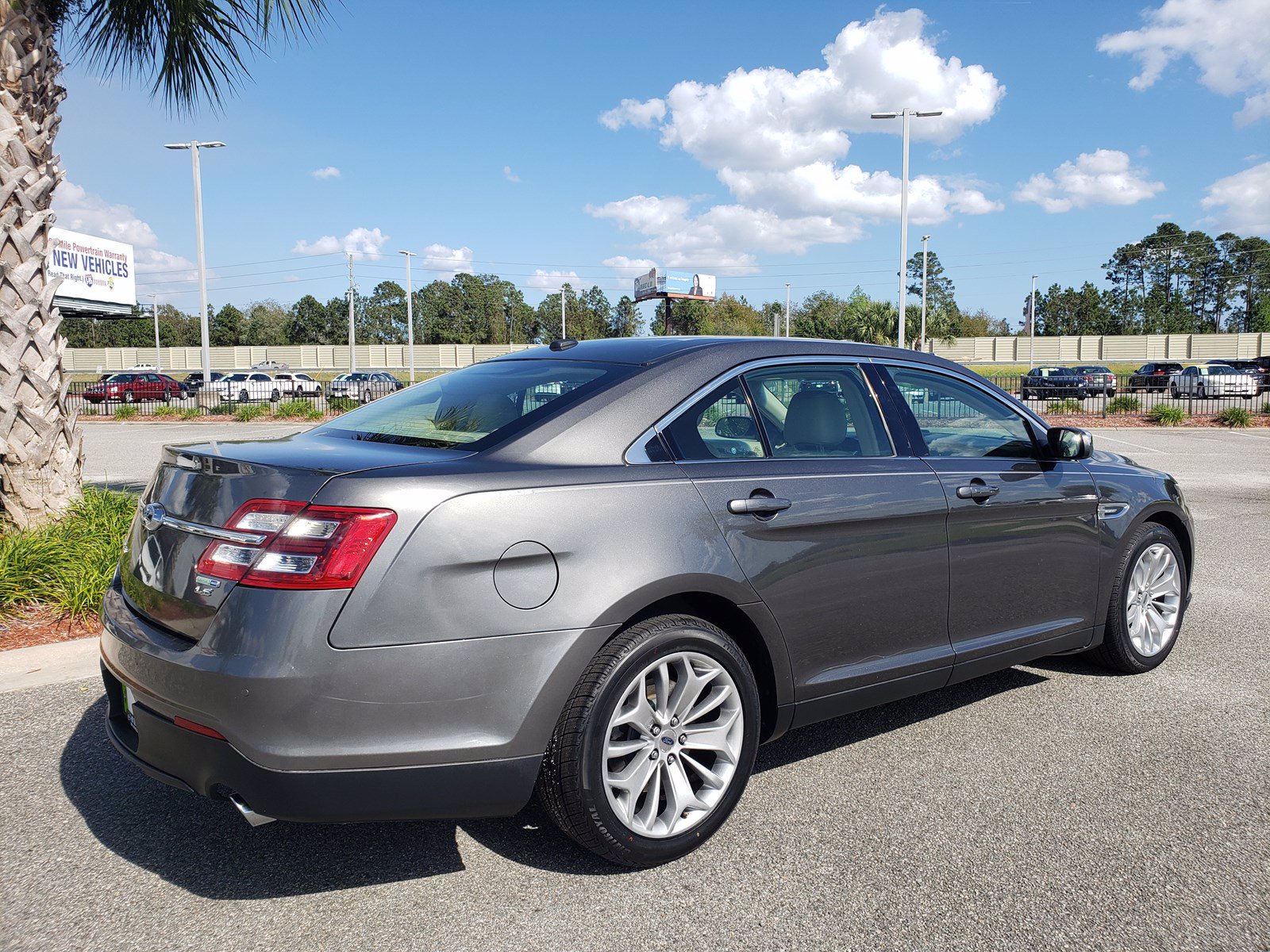 Pre-Owned 2017 Ford Taurus Limited FWD 4dr Car